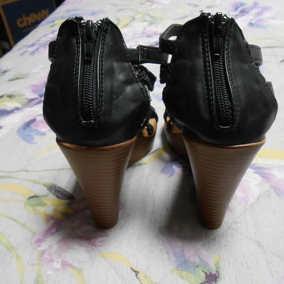 Women's "Atrevida" black, strappy, wedge sandals, size 8M. - Picture 3 of 5